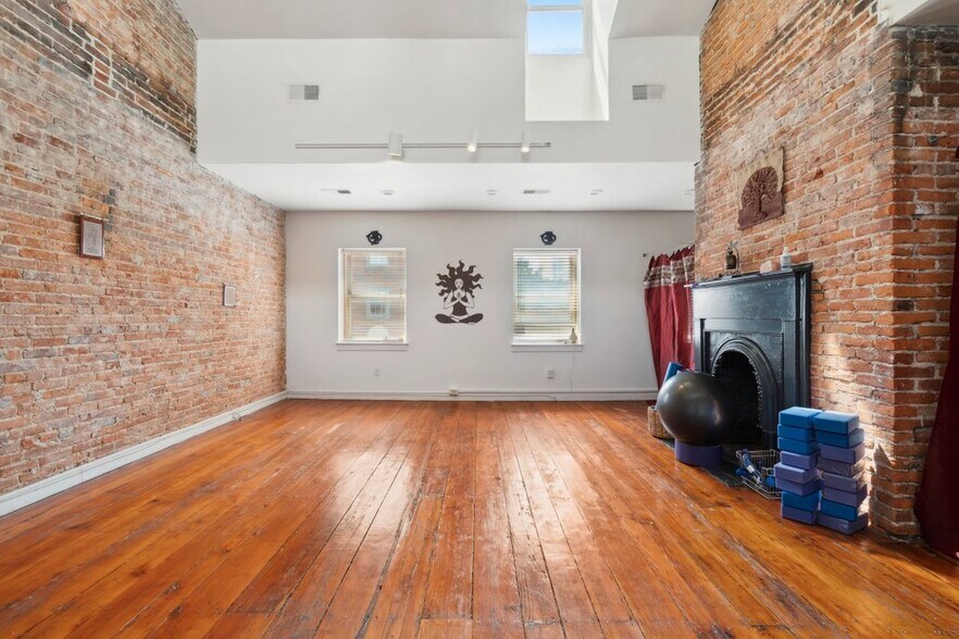 More Photos Of 519-521 N Charles St, Baltimore Office For Sale