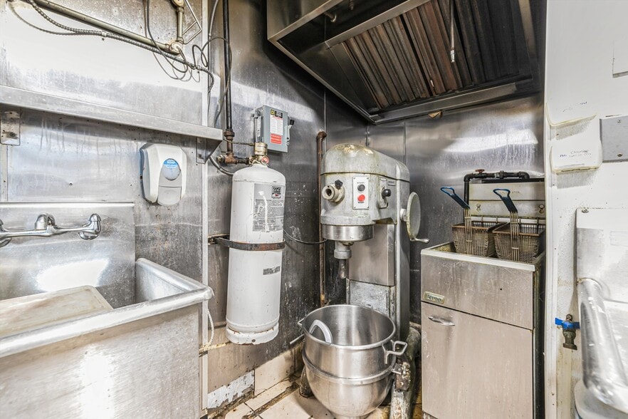 More Photos Of 20 County Road 39, Southampton Restaurant For Lease