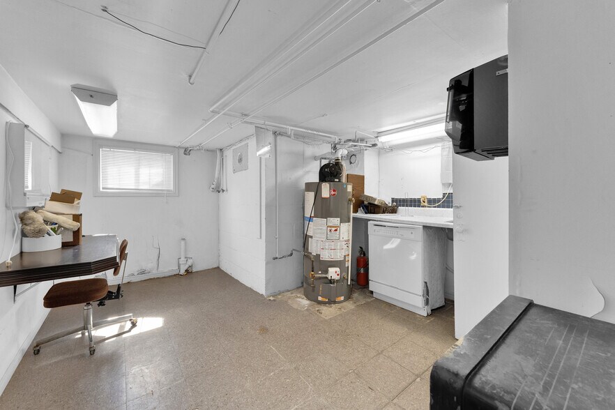 More Photos Of 1451 Ouellette Av, Windsor Office Residential For Sale
