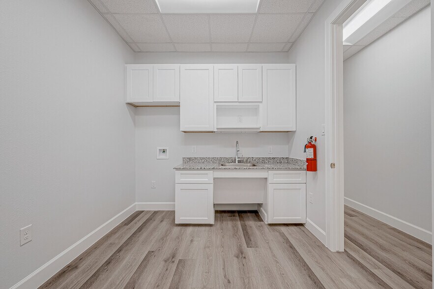 More Photos Of 18707 Mueschke Rd, Cypress Office For Sale