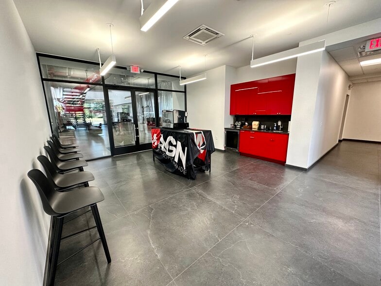 More Photos Of 651 N Michigan Ave, Kenilworth Service For Lease