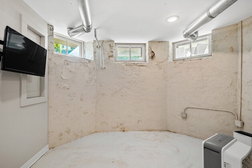 More Photos Of 720 Poyntz Ave, Manhattan Office For Sale