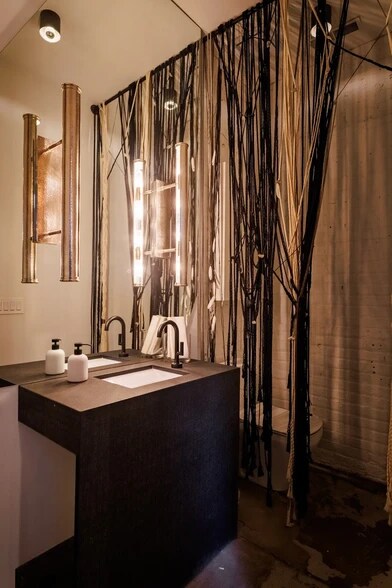 More Photos Of 3146 W Chicago Ave, Chicago Showroom For Sale