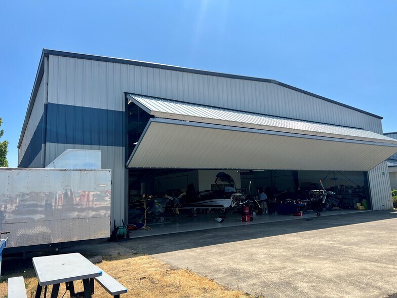 Primary Photo Of 90451 Boeing Dr, Eugene Airplane Hangar For Sale