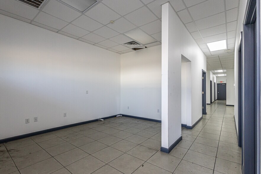 More Photos Of 13806 N Unitec Dr, Laredo Warehouse For Lease