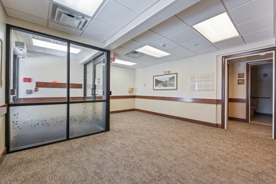 More Photos Of 11 Evergreen Dr, Oakland Office For Sale
