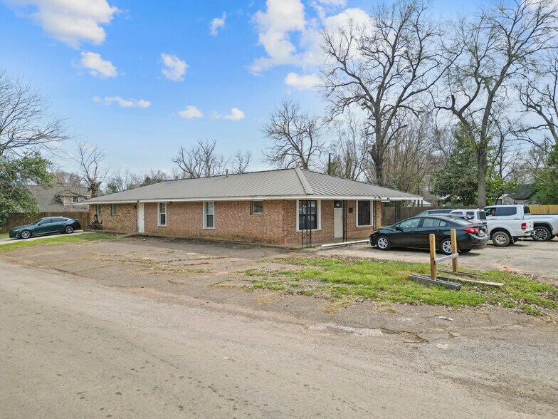 More Photos Of 300 S Cedar St, Crockett Apartments For Sale