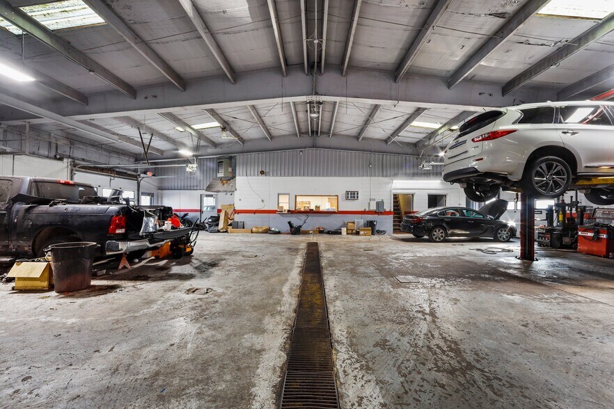 More Photos Of 515 E Wisconsin St, Portage Auto Dealership For Sale