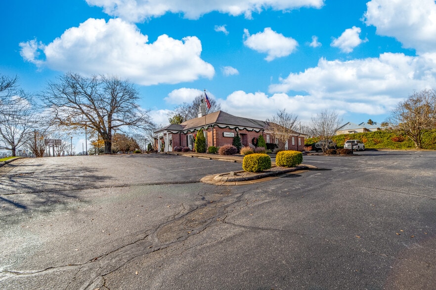 More Photos Of 824 S Dekalb St, Shelby Medical For Sale