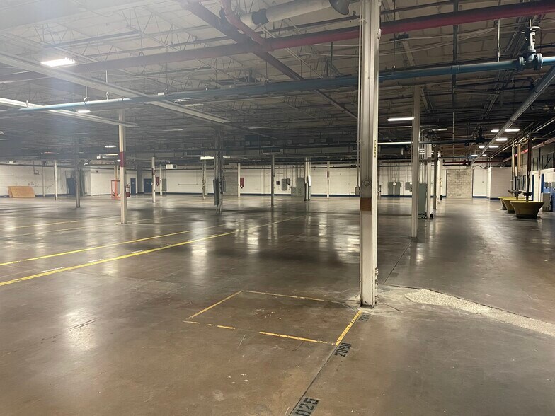 More Photos Of 5740-5750 N Tripp Ave, Chicago Warehouse For Lease