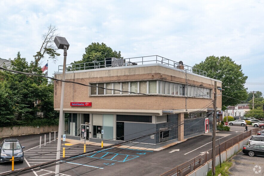 More Photos Of 240 Plandome Rd, Manhasset Office For Lease