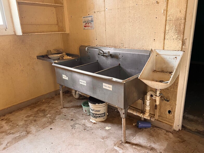 More Photos Of 3268 - 3244 River Fork Rd, Waterloo Bar For Sale