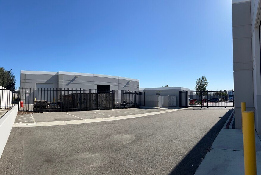 More Photos Of 3412 De Forest Cir, Jurupa Valley Warehouse For Lease