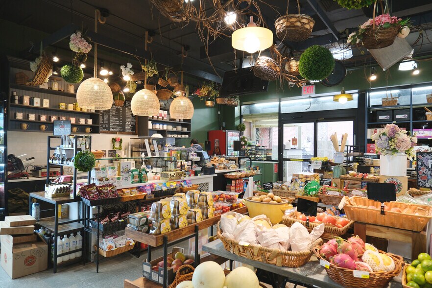 More Photos Of 14206 41st Ave, Flushing Supermarket For Lease