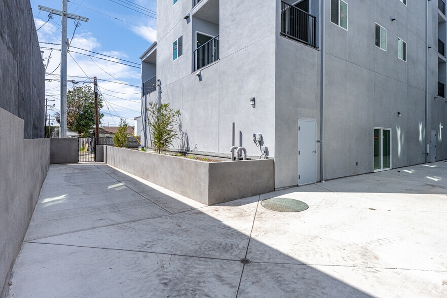More Photos Of 300 W 60th St, Los Angeles Apartments For Sale
