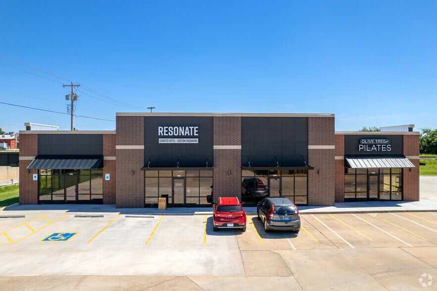 More Photos Of 120 SE 19th St, Moore Storefront For Lease