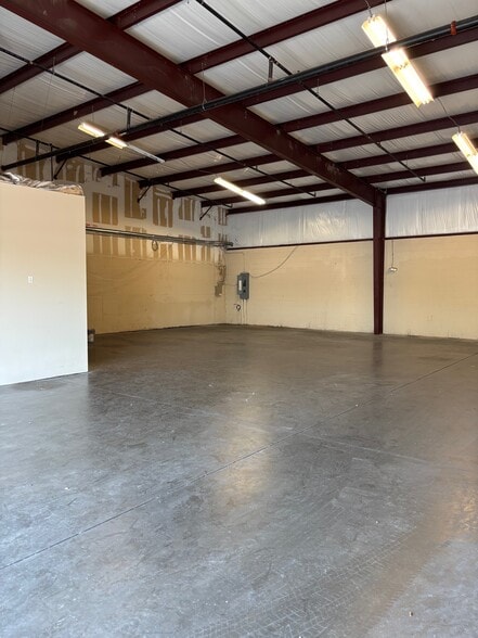 More Photos Of 8215 Narcoossee Park Dr, Orlando Showroom For Lease