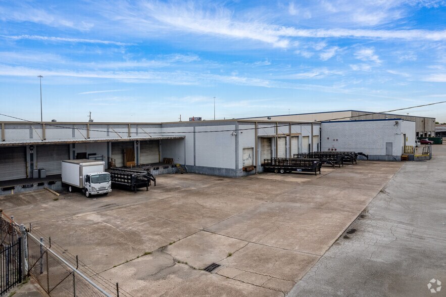 More Photos Of 2425 Broad St, Houston Warehouse For Lease