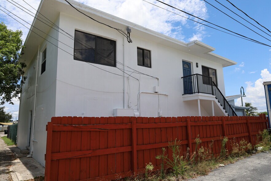More Photos Of 1822-1826 N Dixie Hwy, Lake Worth Freestanding For Sale