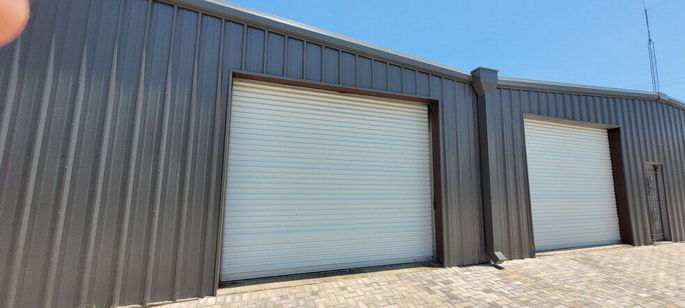 More Photos Of 301 Adams St, Houston Light Manufacturing For Sale