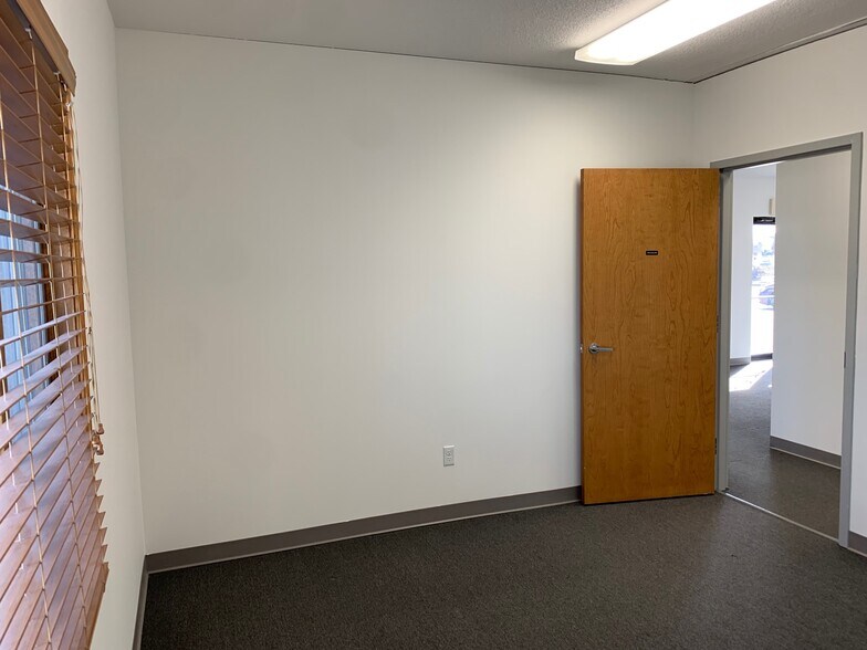 More Photos Of 1014 Ekstam Dr, Bloomington Office For Lease