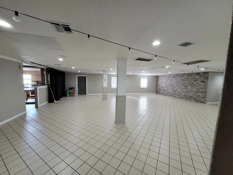 More Photos Of 618 Baca St, Houston Religious Facility For Sale