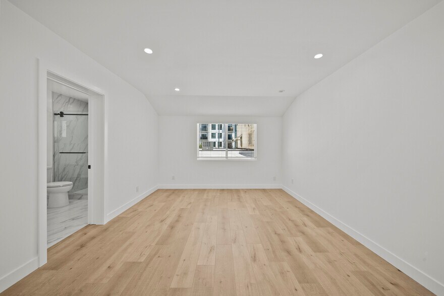 More Photos Of 11488 Burbank Blvd, North Hollywood Flex For Sale