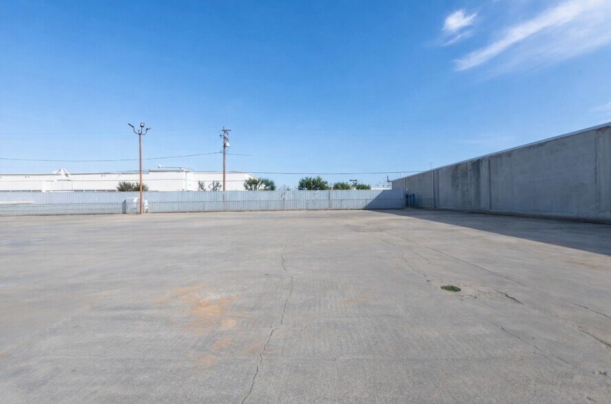 More Photos Of 15206 Grevillea Ave, Lawndale Warehouse For Lease
