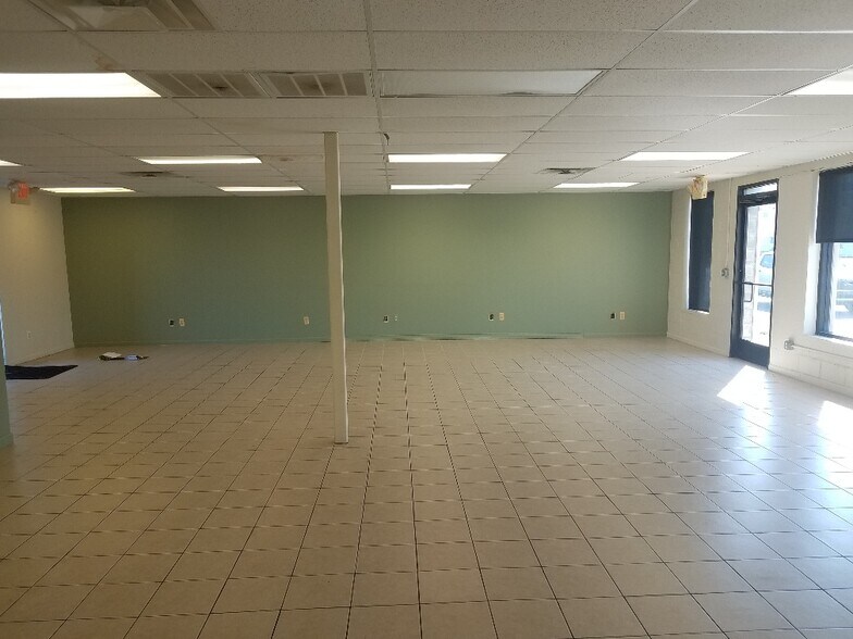 More Photos Of 2512 W 14 Mile Rd, Royal Oak Storefront For Lease