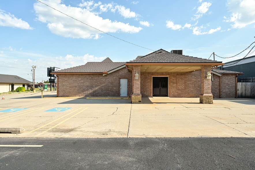 More Photos Of 450 E Main St, Yukon Religious Facility For Sale