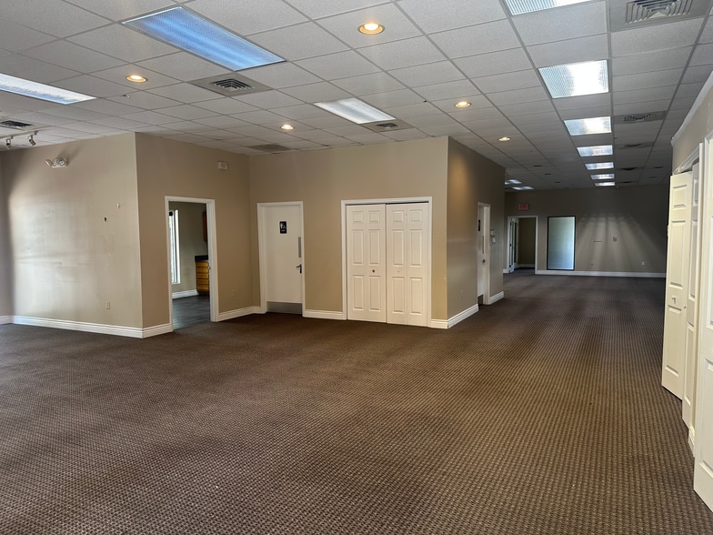 More Photos Of 9624 Sunbeam Center Dr, Jacksonville Warehouse For Sale