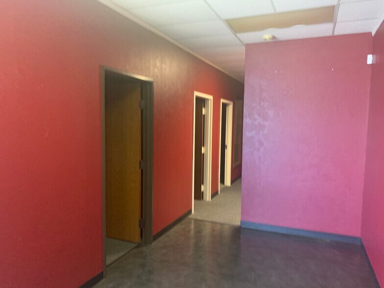 More Photos Of 2703-2717 S I 35 Service Rd, Oklahoma City Showroom For Lease