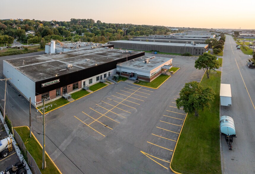More Photos Of 2383-2393 Av Watt, Québec Distribution For Lease