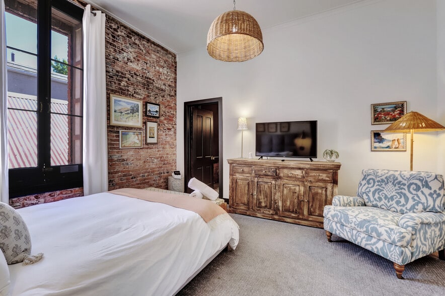 More Photos Of 233 Broad St, Nevada City Hotel For Sale