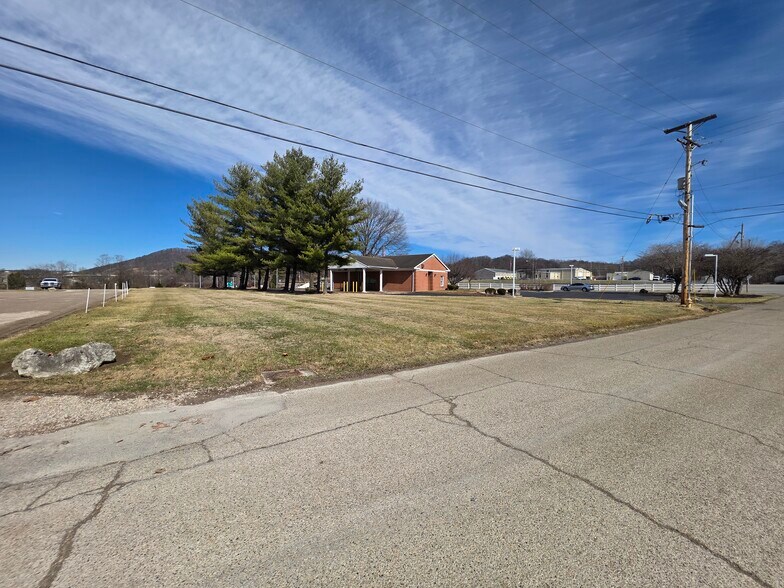 More Photos Of 10 Merritt St, Lucasville Bank For Lease