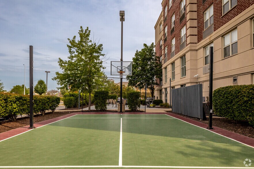 More Photos Of 1251 E American Ln, Schaumburg Hotel For Sale