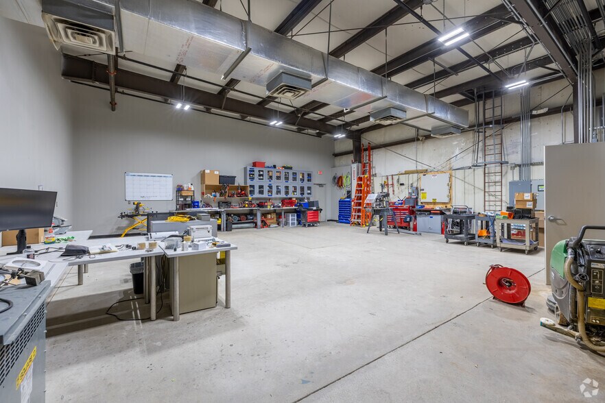 More Photos Of 1805 Riverway Dr, Pekin Distribution For Sale