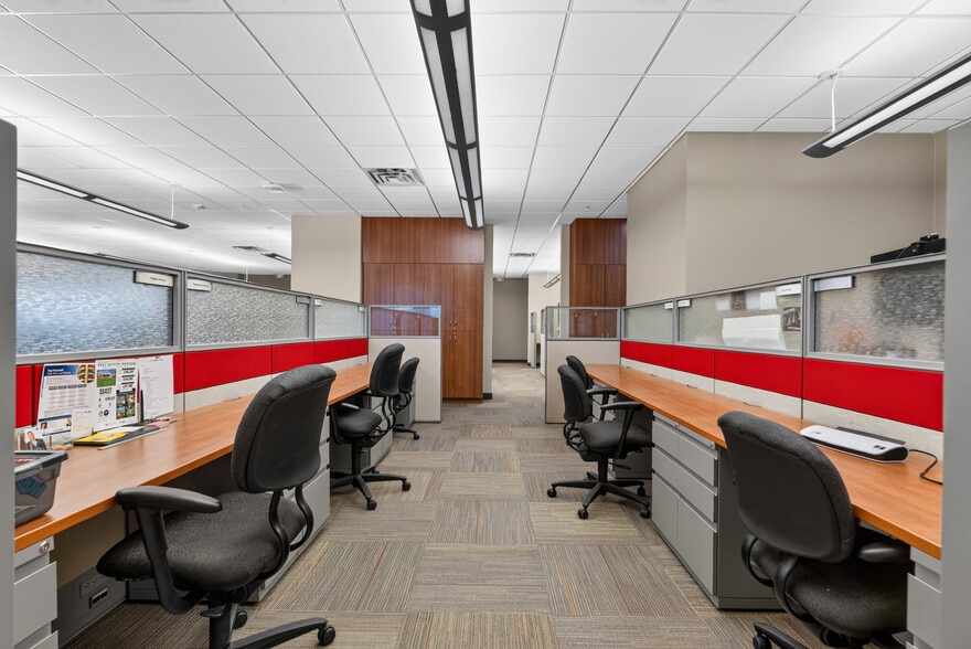 More Photos Of 9605 Schmidt Lake Rd, Plymouth Office Residential For Lease