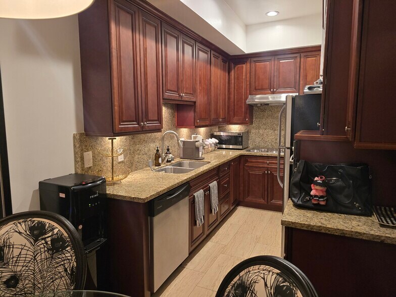 More Photos Of 245 N Almont Dr, Beverly Hills Apartments For Sale