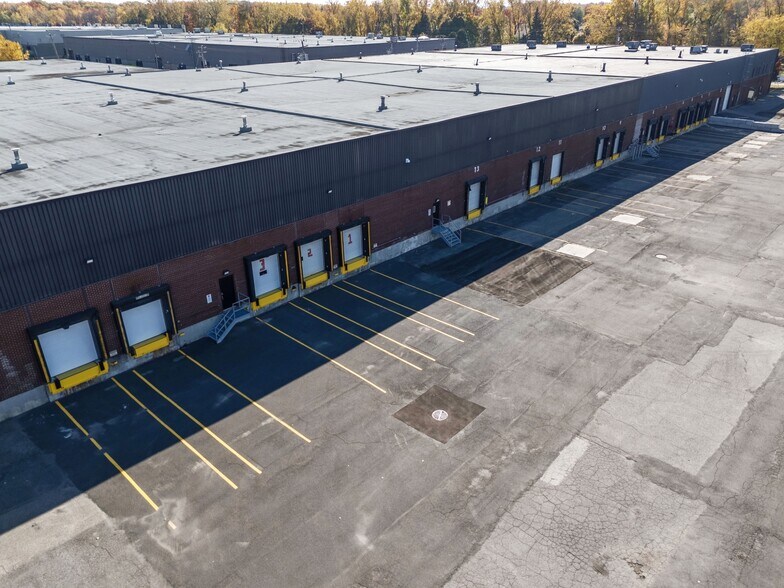 More Photos Of 789-799 Jean-Paul-Vincent, Longueuil Distribution For Lease