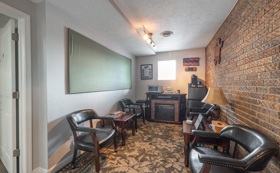 More Photos Of 575 Marshall Dr, Saint Robert Office For Sale