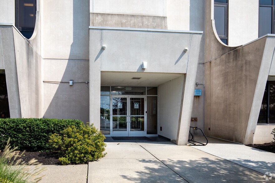 More Photos Of 2410 N Ocean Ave, Farmingville Office For Lease