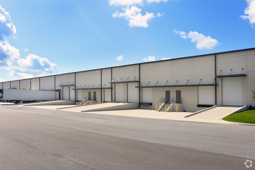 More Photos Of 3155 Lakewood Ranch Blvd, Bradenton Warehouse For Lease