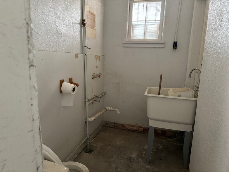 More Photos Of 220 Elm Ave, Rocky Ford Flex For Sale