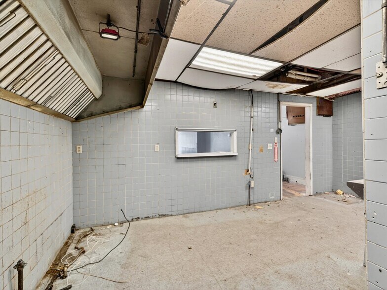 More Photos Of 9 S Main St, Manchester Storefront Retail Residential For Lease