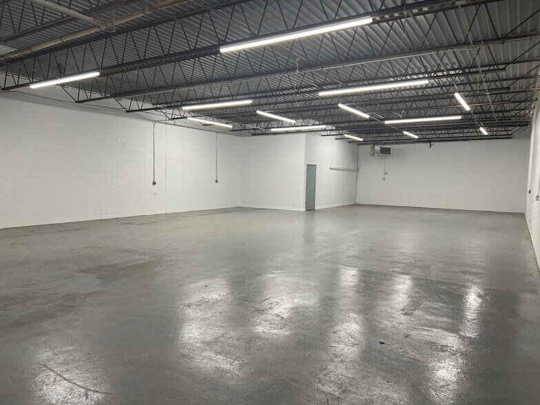 More Photos Of 2 Anco Dr, Deptford Warehouse For Lease