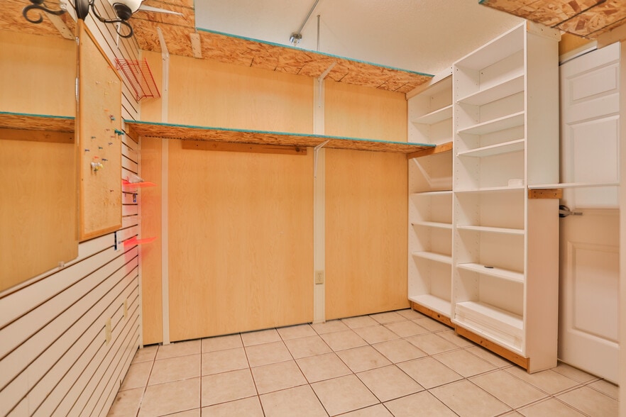 More Photos Of 107 N Bluff Rd, Collinsville Storefront For Sale