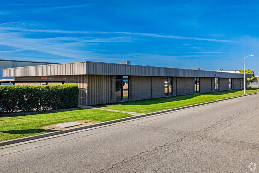 More Photos Of 7401-7427 W Sunnyview Ave, Visalia Warehouse For Lease