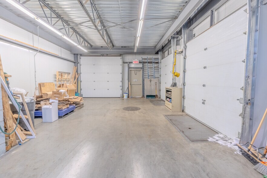 More Photos Of 2686 Ch de la Petite-Côte, Laval Light Distribution For Sale