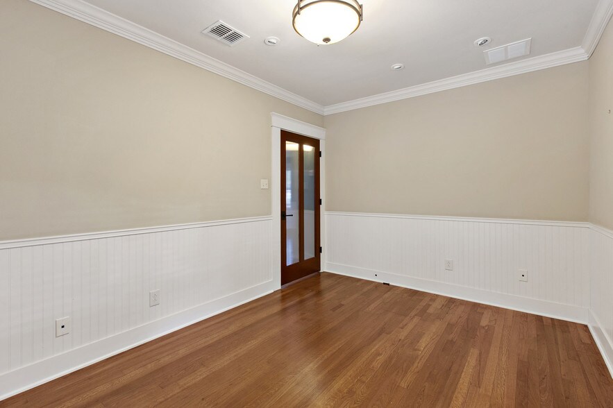 More Photos Of 1517 W Koenig Ln, Austin Office For Lease